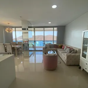 En Piso 20 Con Vista Espectacular Al Mar, Sierra Nevada Y Jardín Privado En Apartamento